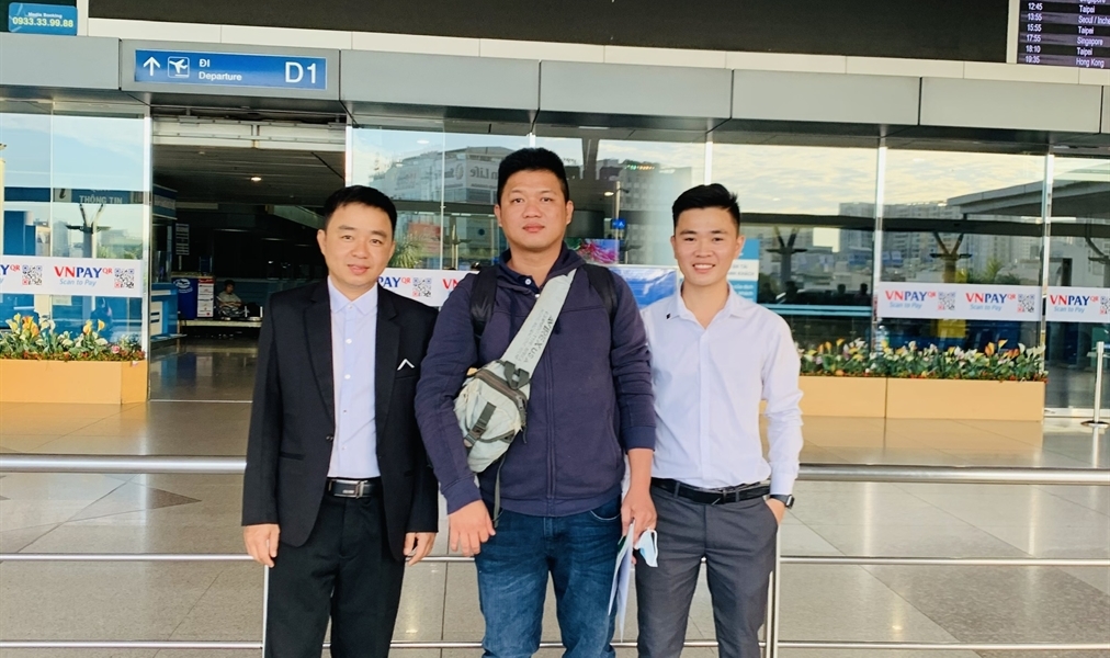 タンソンニャット空港でエンジニア2名を見送り！