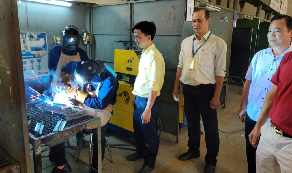  DAI VIET実習生たちの面接後、溶接教育を訪問